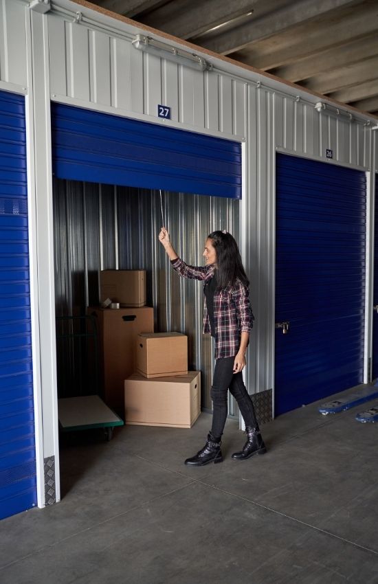 Stockage de meubles et cartons dans un box individuel